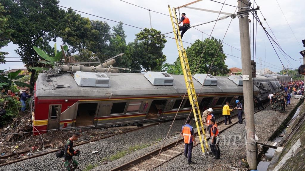Proses evakuasi KRL jurusan Jakarta-Bogor yang anjlok keluar jalur di sekitar pelintasan Kereta Api Kebon Pedes, Kota Bogor, Jawa Barat, Minggu (10/3/2019). 
