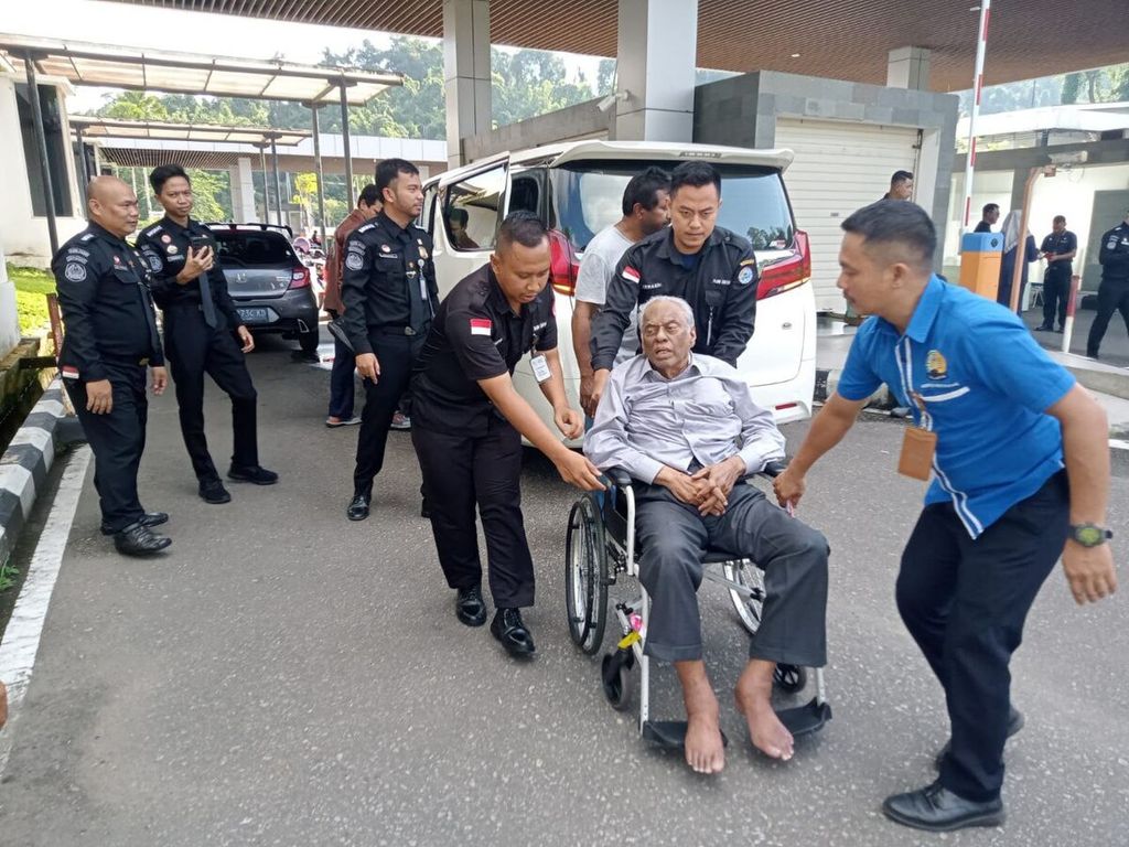 Marimutu Sinivasan (berkursi roda), obligor kasus Bantuan Likuiditas Bank Indonesia (BLBI), dibawa petugas Direktorat Jenderal Imigrasi Kementerian Hukum dan Hak Asasi Manusia, di Entikong, Kalimantan Barat, Minggu (8/9/2024).