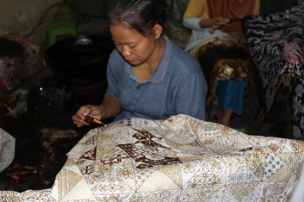 The batik artisans at EB Traditional Batik Factory in Panembahan Village, Plered Subdistrict, Cirebon Regency, West Java, are seen working on Saturday (30/3/2024). Operating since 1978, EB Traditional Batik sells various hand-drawn batik with diverse motifs.
