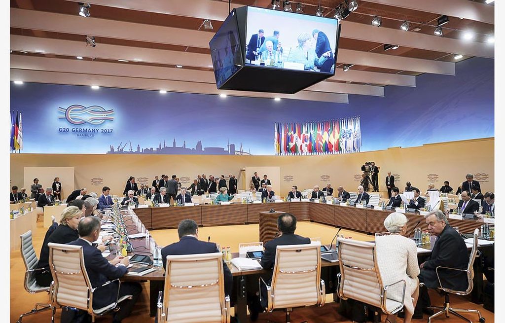 Para pemimpin  negara anggota G-20 melakukan pertemuan pada hari kedua KTT G-20 di Hamburg, Jerman, Sabtu (8/7), yang antara lain membahas soal terorisme.