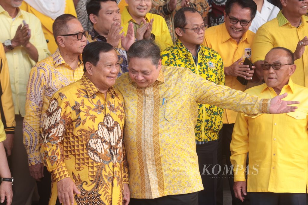 Bakal calon presiden dari Koalisi Indonesia Maju Prabowo Subianto (kiri) disambut Ketua Umum Partai Golkar Airlangga Hartarto (tengah) didampingi Ketua Dewan Pembina Partai Golkar Aburizal Bakrie saat tiba di kantor DPP Partai Golkar, Jakarta, Kamis (31/8/2023). 
