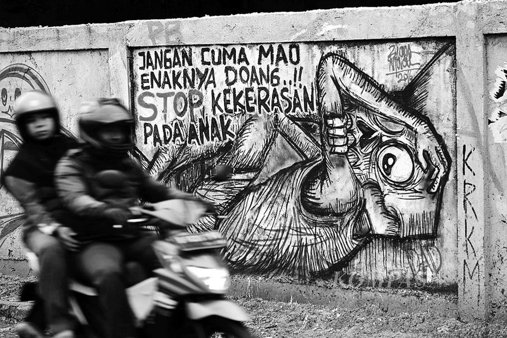 Ilustrasi ajakan menghentikan kekerasan pada anak. Pesan untuk menghentikan kekerasan terhadap anak terwujud dalam mural di Jalan Raya Meruyung, Depok, Jawa Barat, Sabtu (19/3/2016).