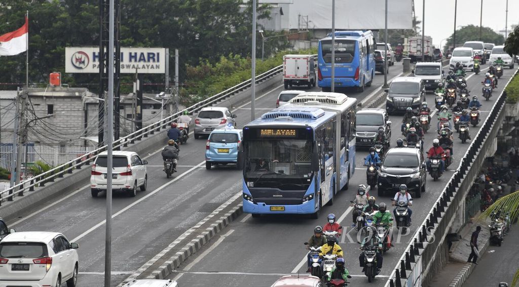 Bus Transjakarta melintas di Jembatan Layang Roxy, Jakarta Pusat Senin (18/1/2021). Moda transportasi massal ini menjadi penopang utama transportasi publik bagi warga Jakarta. Transjakarta kini telah beroperasi selama 17 tahun sejak armada Transjakarta pertama kali beroperasi di Koridor 1 Blok M-Kota pada 15 Januari 2004.KOMPAS/RADITYA HELABUMI18-01-2021