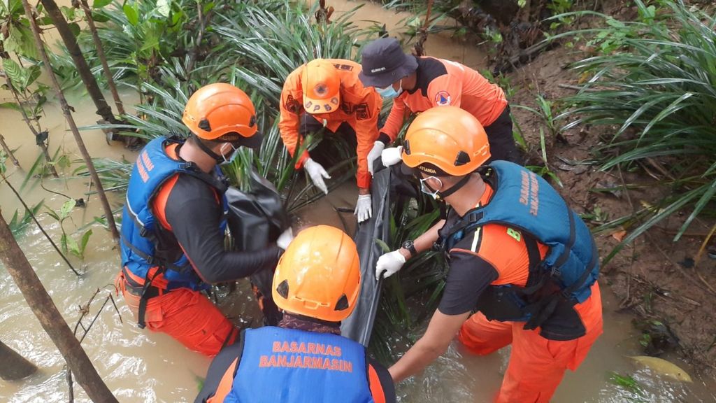 Tim SAR mengevakuasi korban tenggelam dan ditemukan tewas di Bendung Irigasi Batulicin, Desa Mekar Sari, Kecamatan Simpang Empat, Tanah Bumbu, Kalimantan Selatan, Sabtu (14/5/2022).