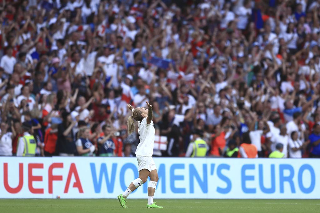 Pemain Inggris, Rachel Daly, berlari di tengah lapangan untuk meluapkan kegembiraannya setelah Inggris mengalahkan Jerman dalam final Piala Eropa Putri 2022 yang digelar di Stadion Wembley, London, Inggris, Senin (1/8/2022) dini hari WIB. Inggris mengalahkan Jerman dengan skor 2-1. 