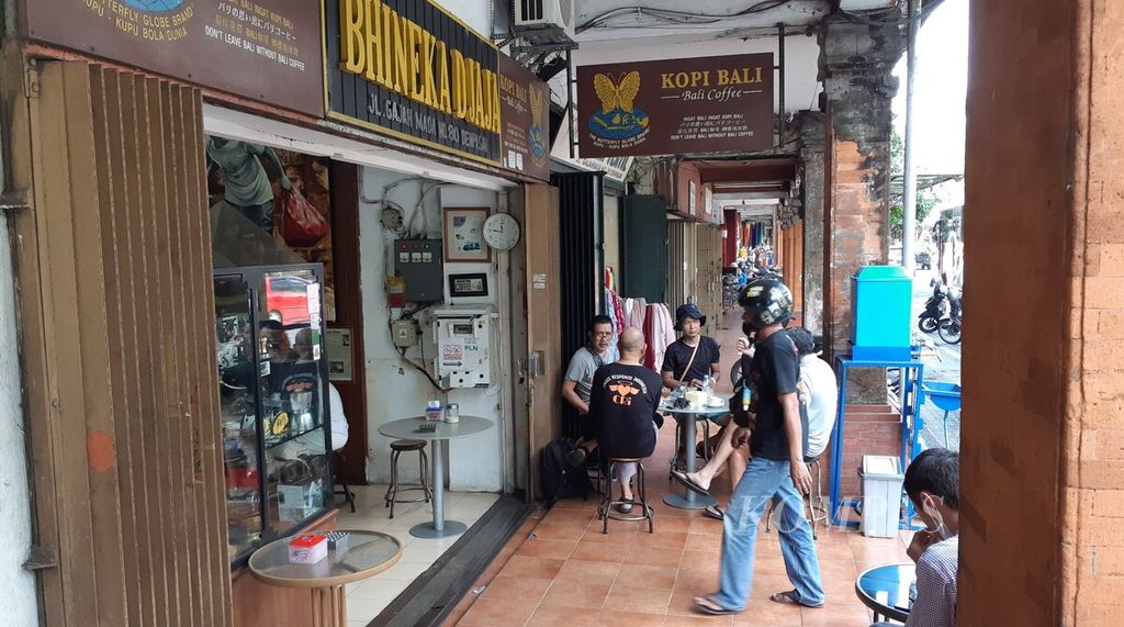 Suasana di depan deretan toko di kawasan Jalan Gajah Mada, Kota Denpasar, Rabu (4/5/2022). Di antara toko-toko tersebut, terdapat warung atau kedai kopi khas Bali.