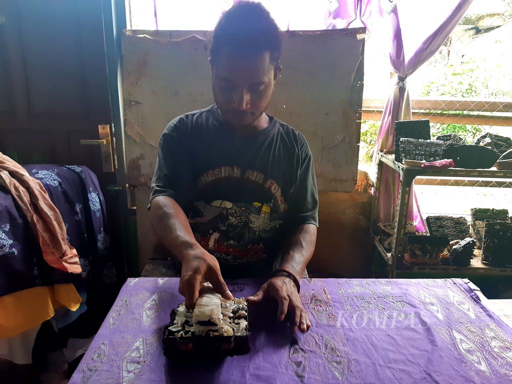 Tampak pembuatan motif pada batik dengan menggunakan cap di Sanggar Phokouw Faa, Kota Jayapura, Papua, Kamis (24/8/2023). Terdapat dua jenis produk batik di sanggar, yakni batik tulis dan batik cap.