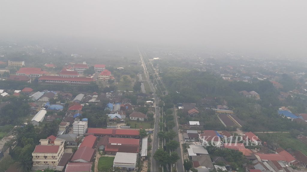Suasana di Kota Palangkaraya pada Selasa (31/10/2023) siang yang diselimuti kabut asap tebal akibat kebakaran hutan dan lahan. 