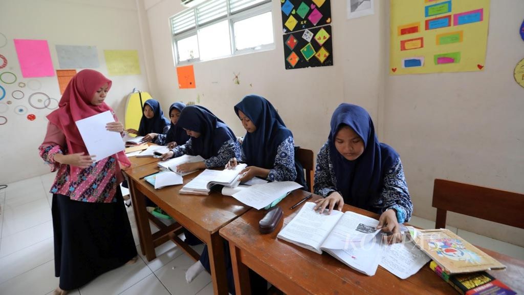 Sebagian ruangan di Sekolah Tinggi Keguruan dan Ilmu Pendidikan (STKIP) Ar-Rahmaniyah di Citayam, Depok, Jawa Barat, yang melayani dari taman kanak-kanak hingga perguruan tinggi memiliki fungsi ganda untuk ruang kelas sekolah dan ruang kuliah bagi mahasiswa pada waktu yang telah diatur menurut jadwal, Rabu (8/3/2023).