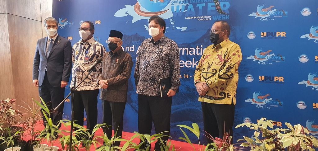 Wakil Presiden Maruf Amin menyampaikan komitmen Pemerintah Indonesia untuk mengatasi masalah air dan mendorong pengelolaan air berkelanjutan. Untuk itu, Pemerintah Indonesia meminta dukungan peserta The 2nd Asia International Water Week yang dibuka 14 Maret ini guna mendukung Indonesia sebagai tuan rumah World Water Forum 2024.