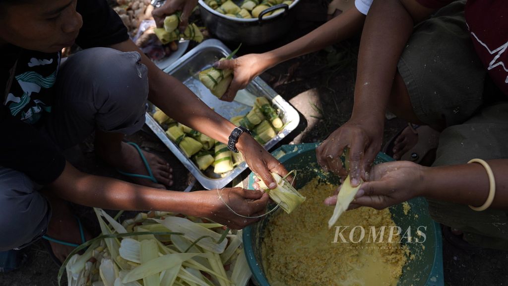 Tiga perempuan membungkus olahan biji jagung yang akan dikukus dalam pelatihan kewirausahaan pengembangan pangan lokal di Sekolah Agro Sorgum, Desa Pajinian, Kecamatan Adonara Barat, Kabupaten Flores Timur, NTT, Selasa (8/8/2023). 