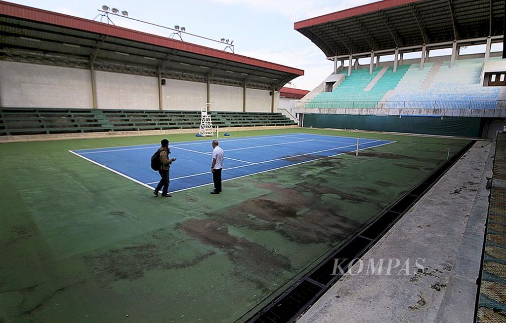 Salah  satu  lapangan tenis di  Kompleks Olahraga Jakabaring, Palembang, yang tengah direnovasi untuk penyelenggaraan Asian Games 2018, Selasa (11/7). Renovasi lapangan tenis itu terus dipercepat. Proses renovasi mulai dilakukan akhir Mei dan telah mencapai 26 persen per 11 Juli ini. Pada November mendatang akan ada uji coba lapangan itu dengan menghelat kejuaraan tenis tingkat nasional. Selain renovasi, Pemerintah Provinsi Sumatera Selatan  tengah membangun delapan lapangan tenis baru untuk memenuhi syarat Asian Games 2018, yakni arena tenis minimal memiliki 16 lapangan.
