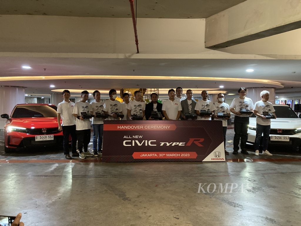 Serah terima 10 unit pertama All New Honda Civic Type R di Hotel Raffles Jakarta, Jakarta, Kamis (30/3/2023).