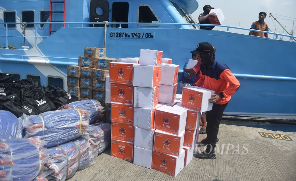 Petugas memasukkan paket bantuan untuk korban gempa ke atas Kapal Cepat Express Bahari 3F tujuan Pulau Bawean di Pelabuhan Gresik, Gresik, Sabtu (23/3/2024). 
