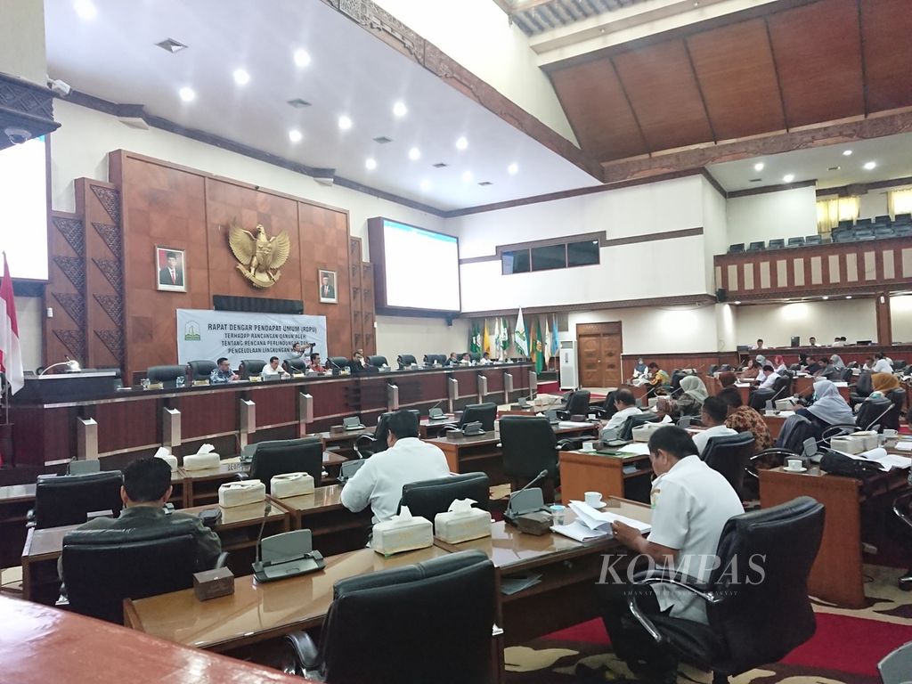 Rapat dengar pendapat umum terhadap draf peraturan daerah atau qanun Provinsi Aceh tentang rencana pengelolaan dan perlindungan lingkungan hidup dinilai belum menjawab persoalan lingkungan, Rabu (31/8/2022) di Gedung Dewan Perwakilan Rakyat Aceh (DPRA).