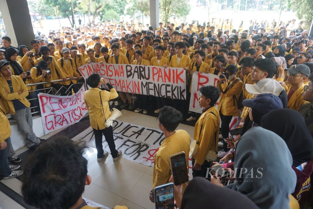 Ratusan mahasiswa Universitas Jenderal Soedirman Purwokerto menggelar demonstrasi menolak kenaikan Uang Kuliah Tunggal di Gedung Rektorat, di Purwokerto, Banyumas, Jawa Tengah, Jumat (26/4/2024).