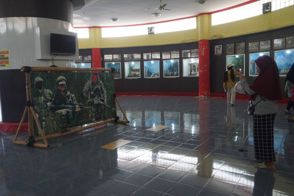 Pengunjung berfoto di dalam Museum Panglima Besar Jenderal Soedirman di Purwokerto, Banyumas, Jawa Tengah, Minggu (27/11/2022).