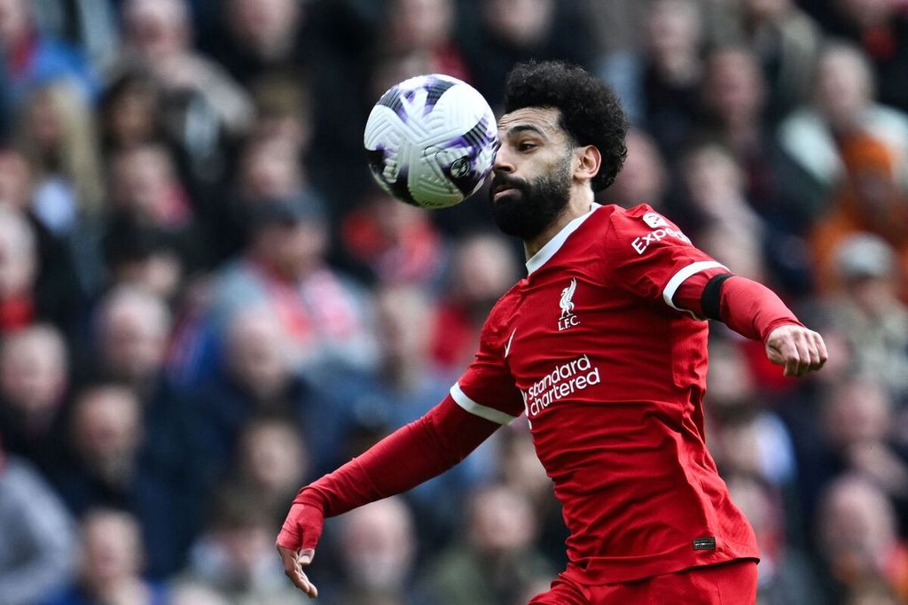 Penyerang Liverpool, Mohamed Salah, menggiring bola dalam pertandingan Liga Inggris antara Liverpool dan Brighton and Hove Albion di Stadion Anfield, Liverpool, Minggu (31/3/2024). Liverpool mengalahkan Brighton, 2-1. 
