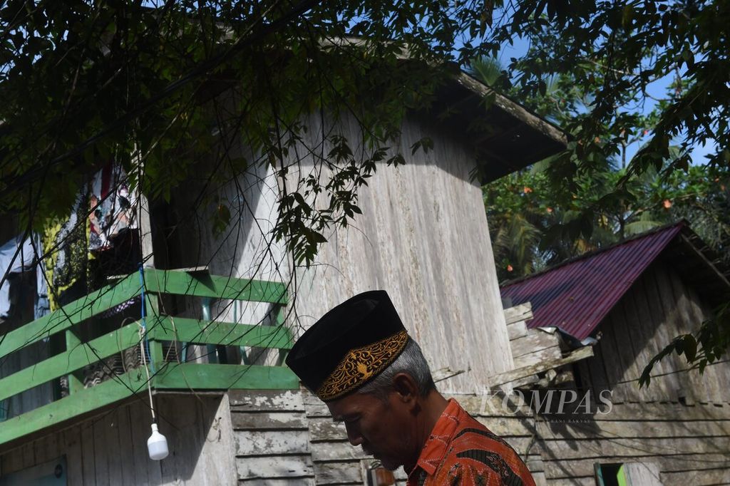 Sibukdin, Ketua Adat Suku Balik, berjalan seusai ritual bersoyong di Kelurahan Sepaku, Kecamatan Sepaku, Kabupaten Penajam Paser Utara, Kalimantan Timur, Rabu (27/7/2022). 