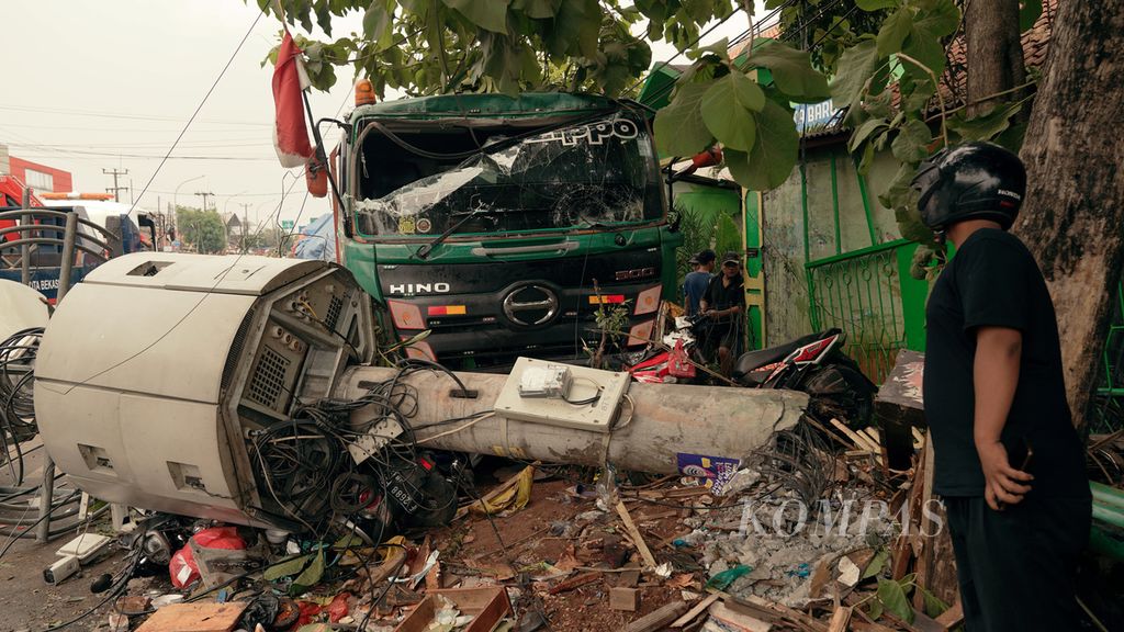 Kecelakaan truk tronton menabrak halte dan menara telekomunikasi di depan SDN Kota Baru II dan III, Jalan Sultan Agung Km 28,5 Bekasi Barat, Kota Bekasi, Jawa Barat, Rabu (31/8/2022). Sebanyak 10 orang tewas dalam kecelakaan tersebut.