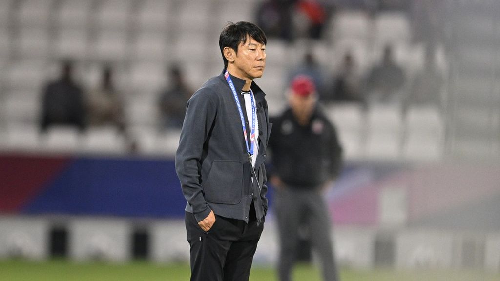 Pelatih Indonesia U-23 Shin Tae-yong mengamati aksi para pemainnya saat berlaga melawan Qatar di Piala Asia U-23 2024, Senin (15/4/2024), di Stadion Jassim bin Hamad, Al Rayyan, Qatar. Indonesia berniat bangkit di laga kedua kontra Australia.
