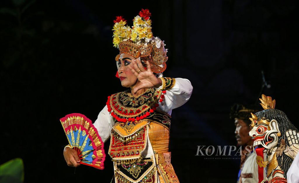 Joged Pingitan dari Sanggar Bala Kerthi Bali dimainkan di panggung Indonesian Music Expo (Imex) 2023 di Museum Puri Lukisan, Ubud, Bali, Jumat (22/9/2023) malam. Joged Pingitan merupakan salah satu tarian sakral untuk memohon keselamatan yang telah jarang ditampilkan. 