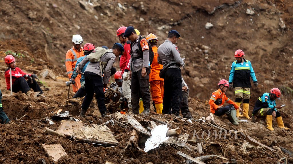 Tim SAR gabungan melakukan pencarian korban yang masih tertimbun longsoran di sekitar Warung Sate Shinta, Jalan Raya Cipanas-Cianjur, Cugenang, Kabupaten Cianjur, Jawa Barat, Rabu (30/11/2022). 