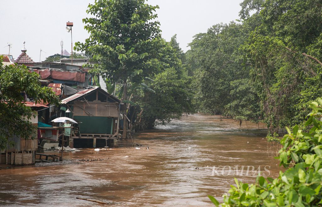 Debit air Kali Ciliwunng yang tinggi di kawasan padat Bidara Cina, Jatinegara, Jakarta Timur, yang berbatasan dengan Bukit Duri, Tebet, Jakarta Selatan, Kamis (3/11/2022).