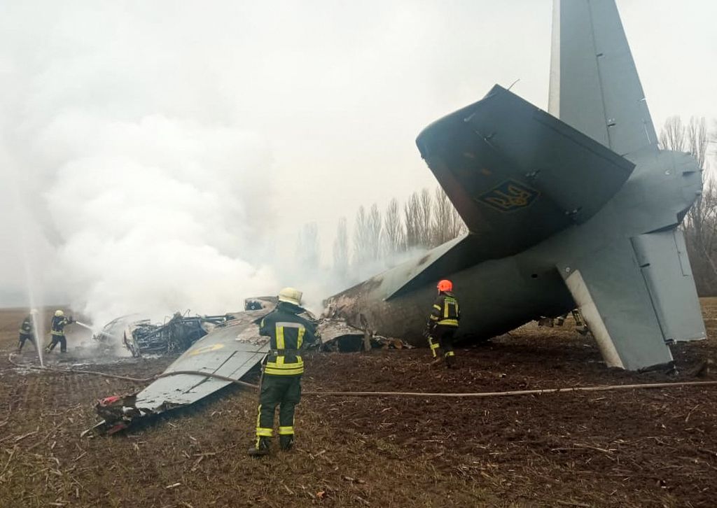  Pesawat militer Ukraina yang mengangkut 14 personel jatuh di selatan Kiev, Ukraina, Kamis (24/2/2022).