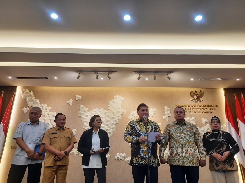 Menteri Koordinator Bidang Perekonomian Airlangga Hartarto mengumumkan target inflasi pada 2025-2027 sebesar 2,5 persen plus minus 1 persen di Jakarta, Senin (29/1/2024). 