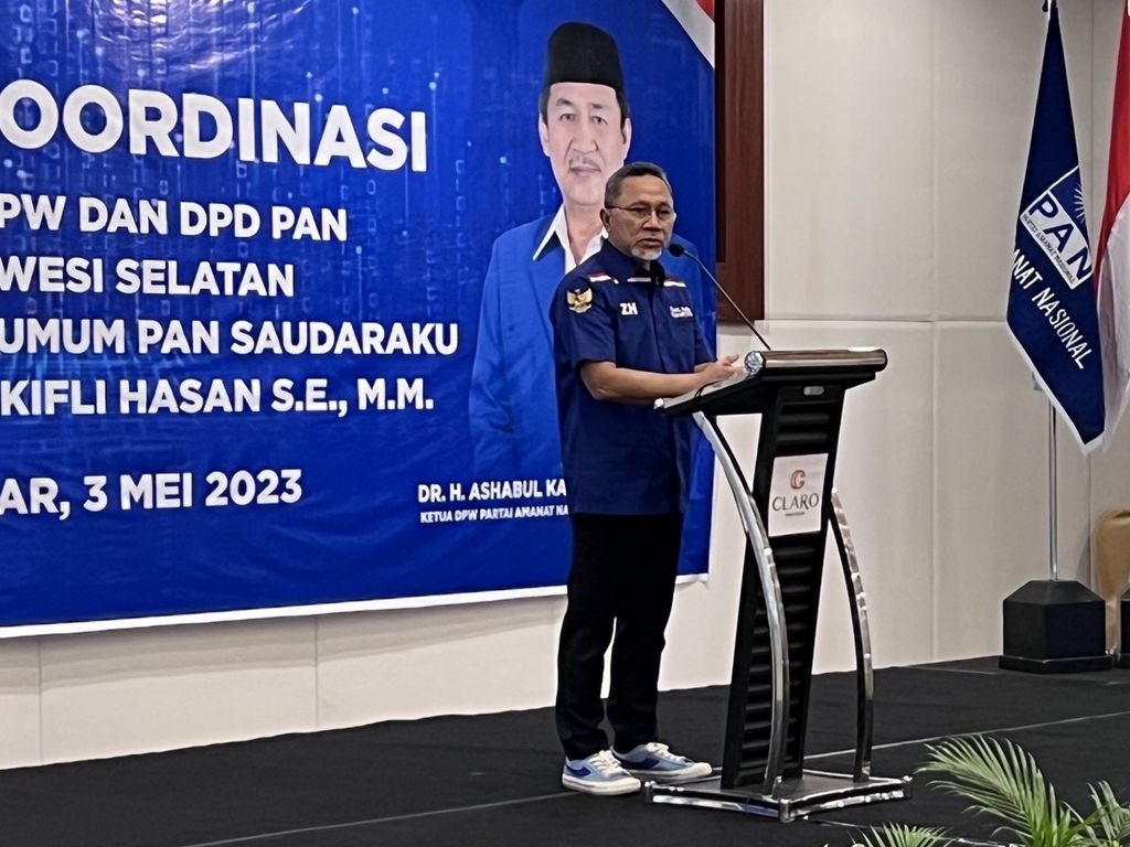 Ketua Umum DPP PAN Zulkifli Hasan memberi arahan pada rapat koordinasi bakal calon legislatif PAN se-Sulawesi Selatan di Makassar, Rabu (3/5/2023).