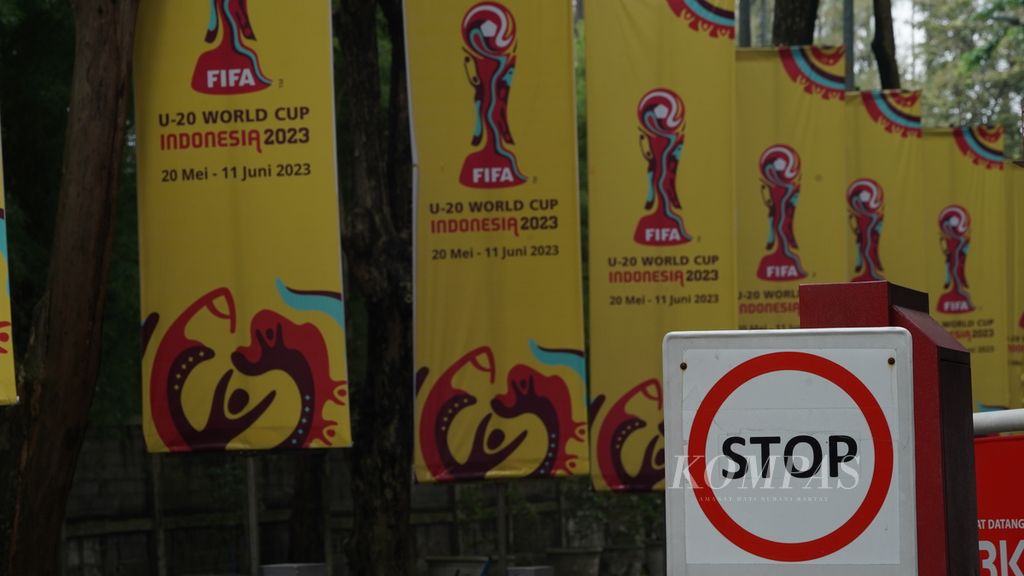 Spanduk Piala Dunia U-20 memenuhi halaman kantor PSSI di GBK Arena, Jakarta (30/3/2023). FIFA membatalkan status Indonesia sebagai tuan rumah Piala Dunia U-20 2023 karena polemik keikutsertaan timnas Israel yang menghadirkan gelombang penolakan.