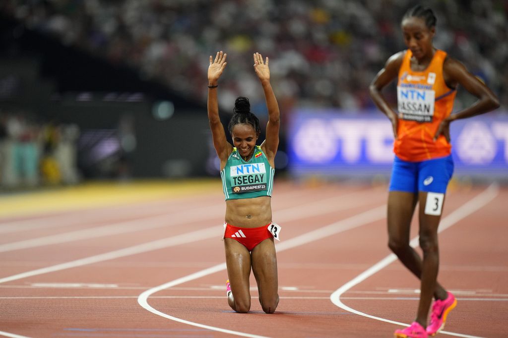 Pelari Ethiopia, Gudaf Tsegay (kiri), melakukan selebrasi setelah menjuarai nomor lari 10.000 meter putri Kejuaraan Dunia Atletik 2023 di Stadion Pusat Atletik Nasional, Budapest, Hongaria, Sabtu (19/8/2023) atau Minggu dini hari WIB. 