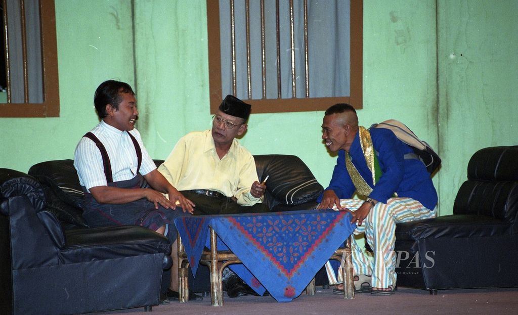 Grup lawak Srimulat Surabaya saat tampil di Gedung Srimulat Taman Hiburan Rakyat, Surabaya, Jatim, Kamis (26/10) 2000. 