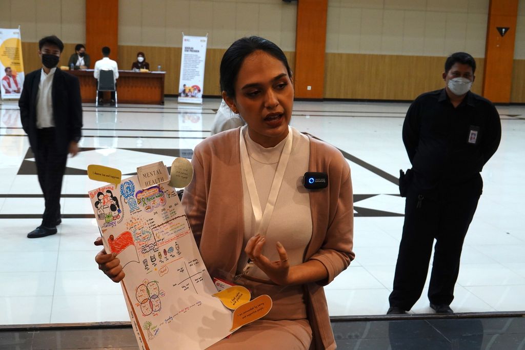 Salah satu peserta Sekolah Staf Kepresidenan (SSP) Shania binti Mahir Hamdun ketika mempresentasikan esai terkait pemulihan trauma bagi anak-anak yang terpapar Covid-19 di tahap seleksi wawancara di Gedung Krida Bhakti Jakarta, Kamis (14/7/2022).