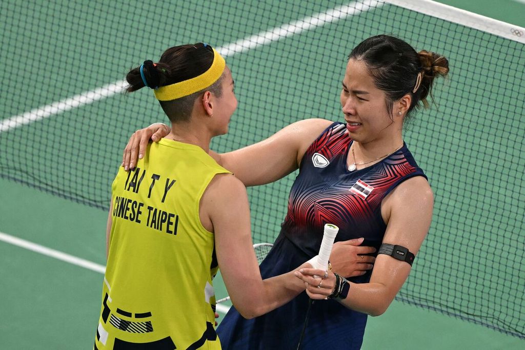 Pebulu tangkis Thailand, Ratchanok Intanon (kanan), berpelukan dengan pemain Taiwan, Tai Tzu-ying, setelah laga fase grup pada Olimpiade Paris 2024 di Porte de la Chapelle Arena, Paris, Perancis, Rabu (31/7/2024). Intanon menang dengan skor 21-19, 21-15.