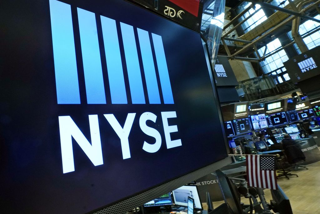 Logo Bursa Efek New York (NYSE) terpampang di lantai bursa di New York, AS, 16 Maret 2022. 