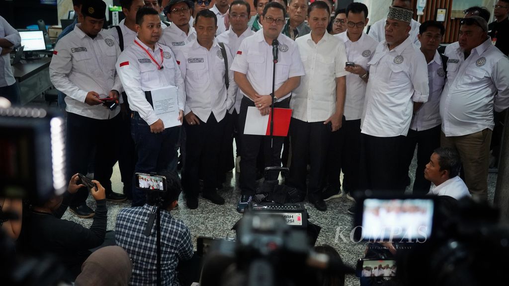 Ketua hukum Anies-Muhaimin, Ari Yusuf Amir (tengah) jumpa pers setelah menyerahkan berkas kesimpulan persidangan terkait sidang Perselisihan Hasil Pemilihan Umum (PHPU) kepada petugas Mahkamah Konstitusi di Mahkamah Konstitusi, Jakarta, Selasa (16/4/2024). 
