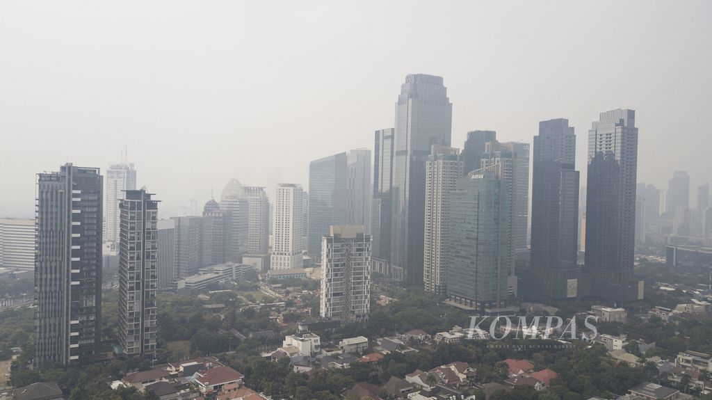 Lansekap Kota Jakarta yang diselimuti polusi, Rabu (23/08/2023). 