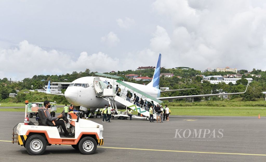 Penumpang memasuki pesawat udara Boeing 737-800 milik maskapai Garuda Indonesia di Bandar Udara Rendani, Manokwari, Papua Barat, Kamis (22/4/2021).  