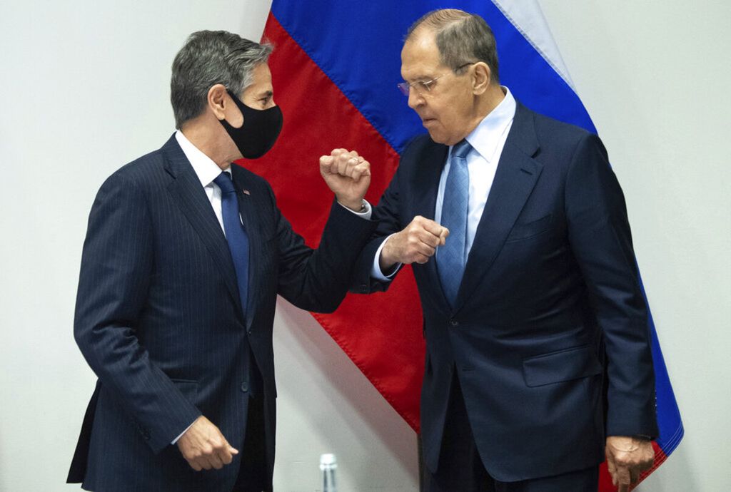 Menteri Luar Negeri AS Antony Blinken (kiri) menyambut Menlu Rusia Sergey Lavrov saat keduanya bersua untuk mengadakan pertemuan di Aula Konser Harpa di Reykjavik, Eslandia, 19 Mei 2021. Pertemuan keduanya berlangsung di sela-sela pertemuan tingkat menlu Dewan Arktik. 