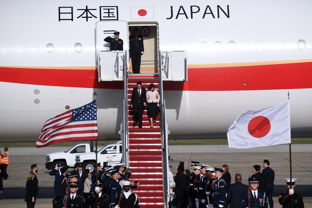 Perdana Menteri Jepang Fumio Kishida (kiri) dan istrinya, Yuko Kishida, menuruni tangga pesawat kepresidenan seusai mendarat di Pangkalan Udara Militer Andrews di Maryland, Amerika Serikat, Senin (8/4/2024). 