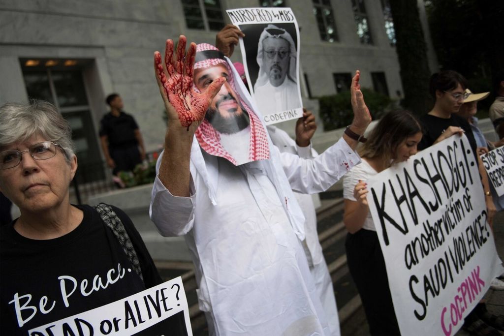 Pengunjuk rasa memprotes kasus Jamal Khashoggi di depan Kedutaan Arab Saudi di Washington DC, Amerika Serikat, pada awal Oktober 2018. Jurnalis senior Arab Saudi itu dibunuh di Konsulat Arab Saudi di Istanbul, Turki, pada 2 oktober 2018