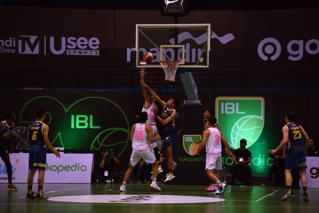 Pemain West Bandits Solo, Patrick M Saroni (putih), berhasil menembus pertahanan Satya Wacana Salatiga dalam laga pembuka seri keenam Liga Bola Basket Indonesia (IBL) 2023 di GOR Amongraga, Yogyakarta, Rabu (24/5/2023). Satya Wacana berhasil menang dengan skor 77-68. Itu kemenangan ketiga mereka dari 20 laga musim ini. Mereka membuka asa untuk keluar dari dasar klasemen.