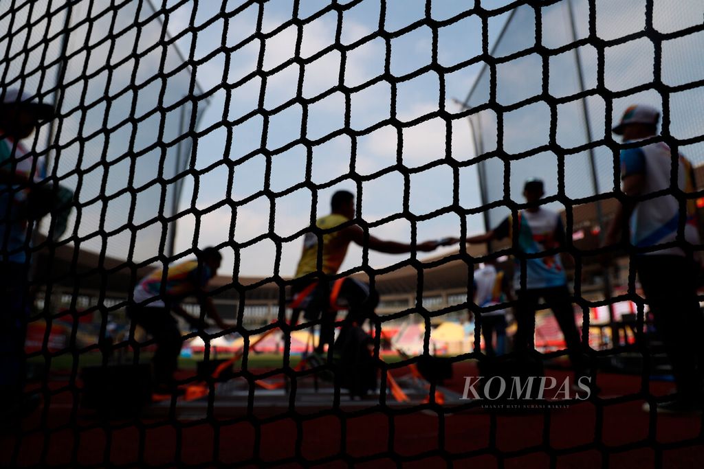 Dari balik jaring petugas membantu atlet lempar cakram sebelum perlombaan dimulai pada ajang ASEAN Para Games 2022 di Stadion Manahan, Surakarta, Jawa Tengah, Rabu (3/8/2022). 