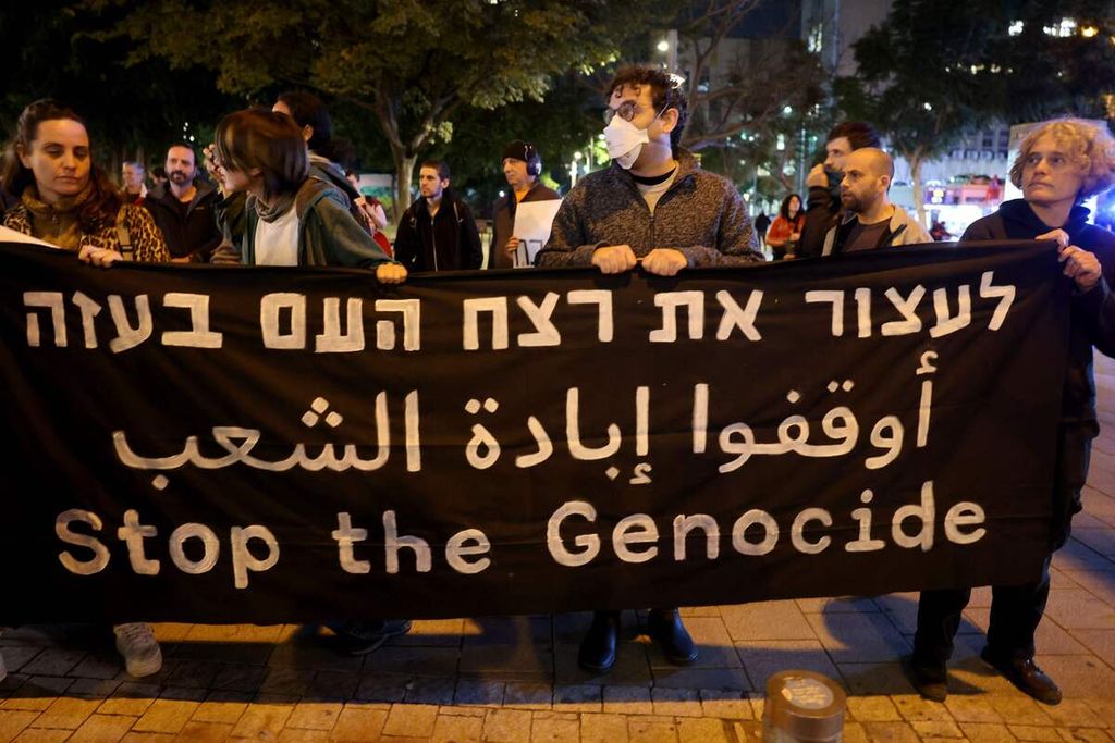 Warga Israel, anggota kelompok anti-perang dan anti-pemerintah, menggelar aksi unjuk rasa di Tel Aviv, Israel, pada Selasa (16/1/2024). 