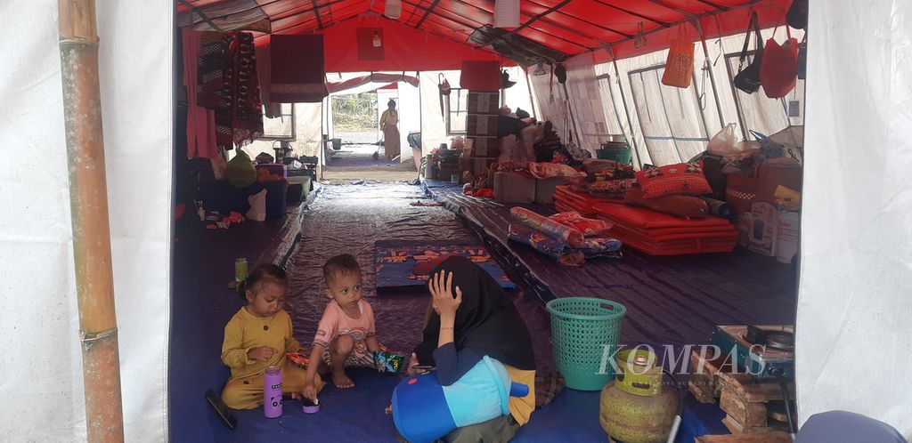Pengungsi Semeru yang menempati posko pengungsian di Lapangan Desa Penanggal, Candipuro, Lumajang, Minggu (24/4/2022), hingga saat ini menanti hunian sementara yang dijanjikan pemerintah akan tuntas dan siap ditempati pada Lebaran mendatang.