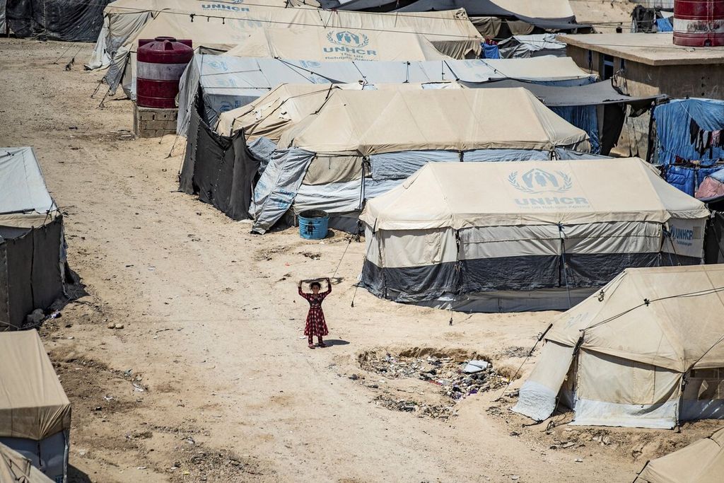 Seorang anak terlihat di antara tenda perlindungan di kamp Al-Hol yang menampung para keluarga anggota kelompok Negara Islam di Irak dan Suriah (NIIS) di Provinsi Hasakeh, Suriah. 