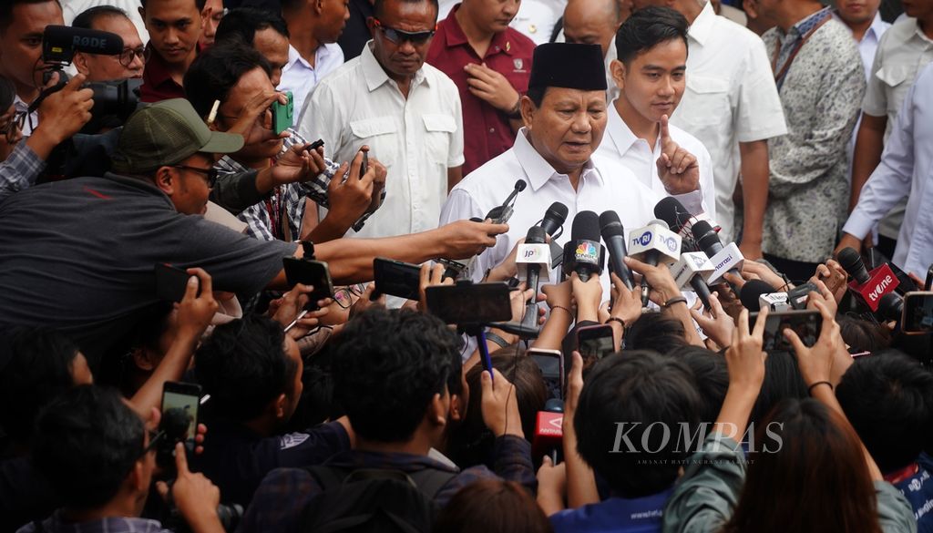 President and vice president-elect Prabowo Subianto and Gibran Rakabuming Raka briefly answered journalists' questions after receiving the appointment letter as president and vice president from the General Election Commission at the KPU RI Building in Jakarta on Wednesday (24/4/2024).
