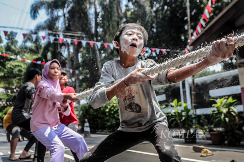 Anak-anak dan remaja mengikuti perlombaan tarik tambang di Kelurahan Kalibata, Jakarta Selatan, Kamis (17/8/2023). Semarak perlombaan diadakan di lingkungan warga untuk memeriahkan HUT Ke-78 RI.
